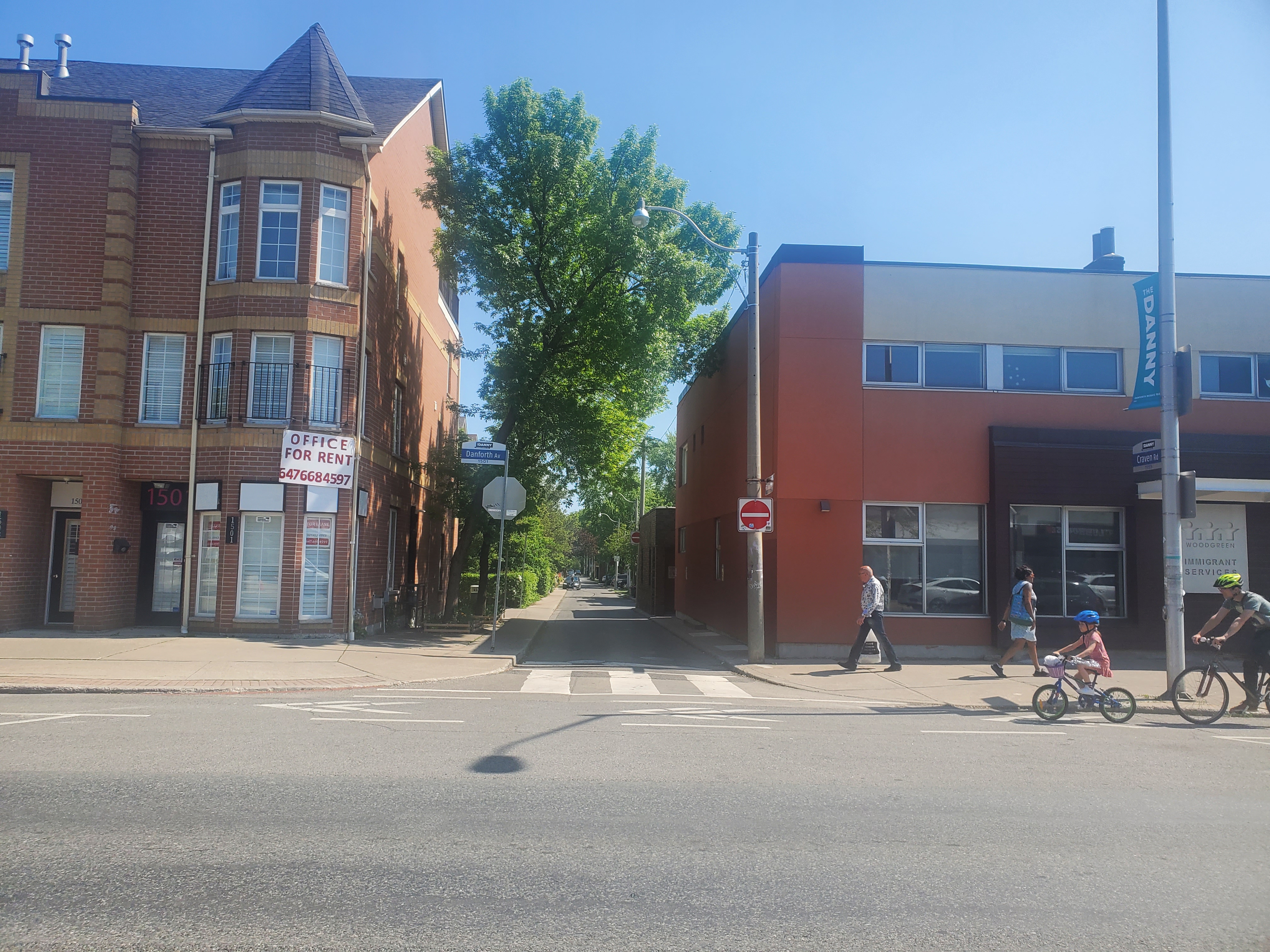 First foto Craven Road at Danforth Avenue folder